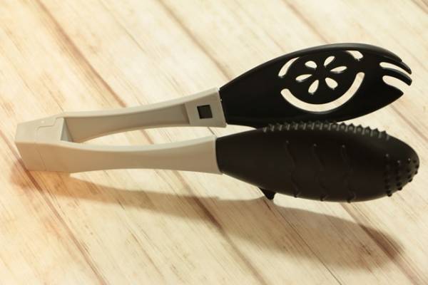 【ダイソー】考えた人天才！1つで10役「多機能トング」の意外な活用法！