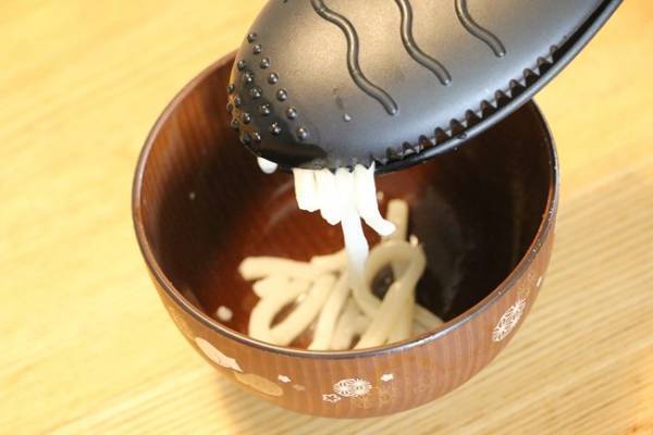 【ダイソー】考えた人天才！1つで10役「多機能トング」の意外な活用法！