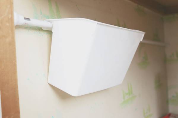 【ダイソー】すき間収納に大活躍！つっぱり棒にかけるだけの簡単収納グッズ