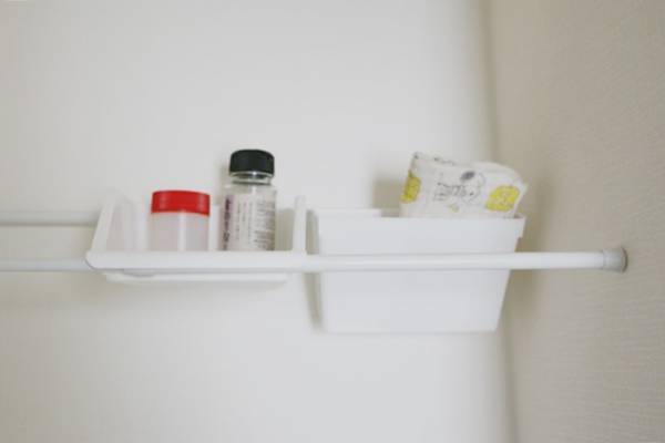 【ダイソー】すき間収納に大活躍！つっぱり棒にかけるだけの簡単収納グッズ