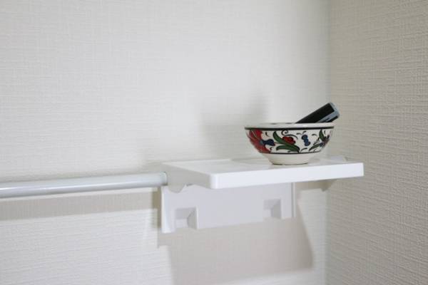 【ダイソー】すき間収納に大活躍！つっぱり棒にかけるだけの簡単収納グッズ