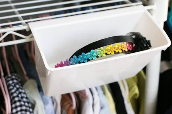 【ダイソー】すき間収納に大活躍！つっぱり棒にかけるだけの簡単収納グッズ