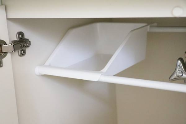 【ダイソー】すき間収納に大活躍！つっぱり棒にかけるだけの簡単収納グッズ