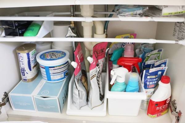 【ダイソー】すき間収納に大活躍！つっぱり棒にかけるだけの簡単収納グッズ