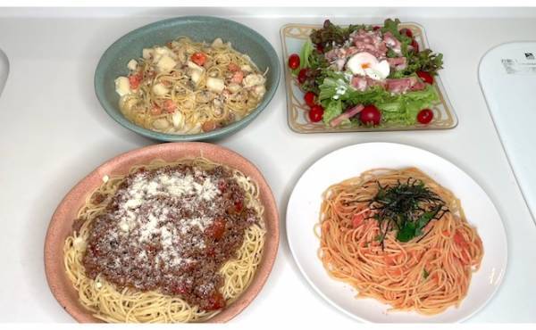 150万回再生！子どもが8人いる大家族の晩ごはんがスゴい。パスタ3種類にサラダも！