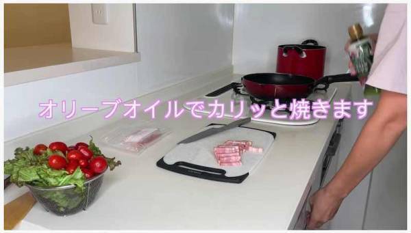 150万回再生！子どもが8人いる大家族の晩ごはんがスゴい。パスタ3種類にサラダも！