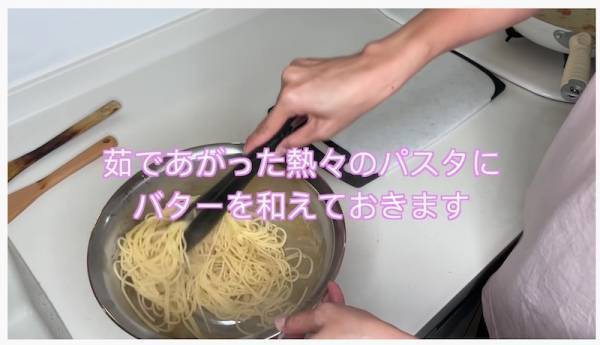 150万回再生！子どもが8人いる大家族の晩ごはんがスゴい。パスタ3種類にサラダも！