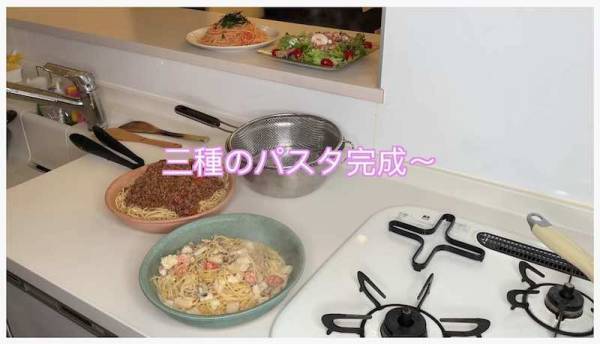 150万回再生！子どもが8人いる大家族の晩ごはんがスゴい。パスタ3種類にサラダも！