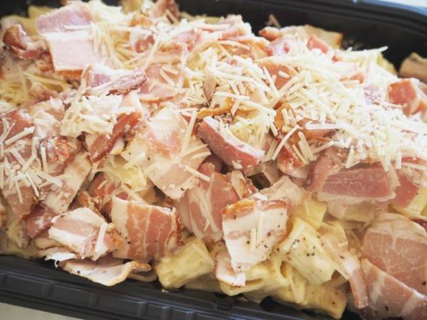 【コストコ】新作デリカはリピ買い確定！たっぷり大容量の注目「リガトーニカルボナーラ」とは？