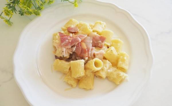 【コストコ】新作デリカはリピ買い確定！たっぷり大容量の注目「リガトーニカルボナーラ」とは？