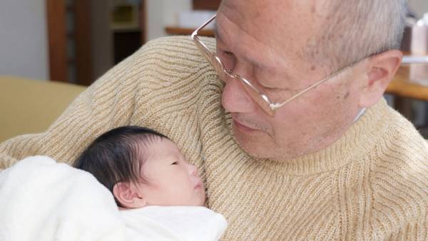 「まずお礼だろ！」産後に父から怒りの電話が。孫に会えないジレンマが生んだトラブル＜孤育て取材＞