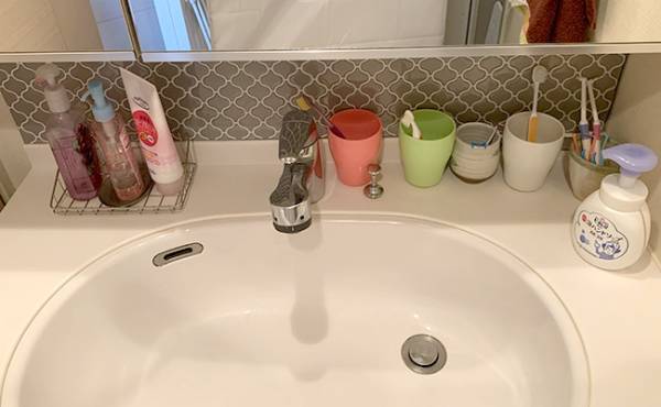 100均アイテムだけでぜ〜んぶ吊り下げ収納！洗面所の掃除が劇的にラクになった♪