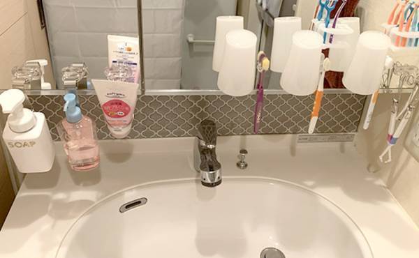 100均アイテムだけでぜ〜んぶ吊り下げ収納！洗面所の掃除が劇的にラクになった♪