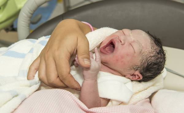 「お手伝いするよ～」からの「パチンッ！」意識が薄れた出産中、恐怖で一気に目が覚めて…！？