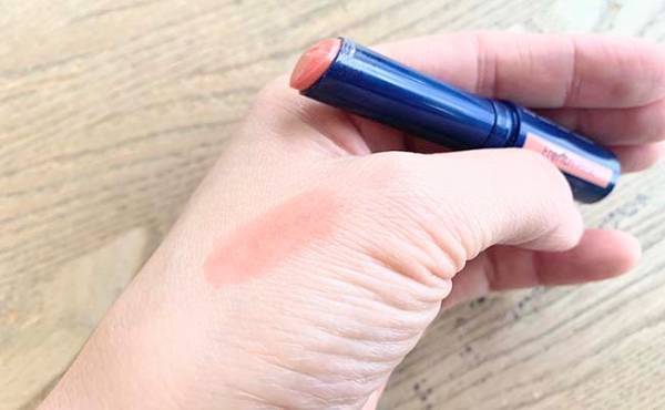 ママにもちょうど良い！使用感と発色がダントツよかった「色付きリップ」