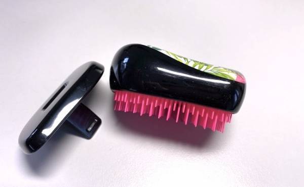 冬場は子どもの髪が絡まりやすい！美容院ですすめられた「魔法のブラシ」