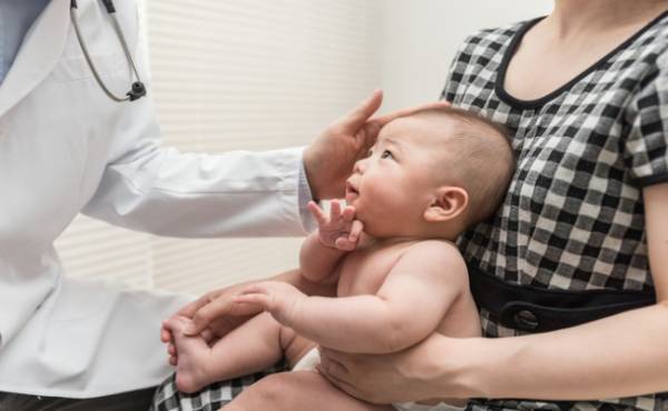 赤ちゃんに多いあせも。予防方法とできたときの対処法【医師解説】