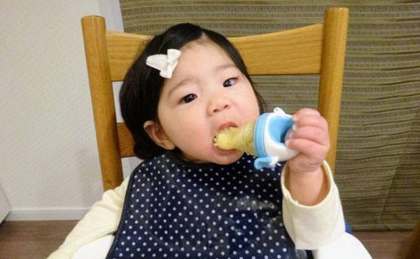 自分で食べる力が育つ！？離乳食お助けグッズ「モグフィ」が便利すぎ！【体験談】