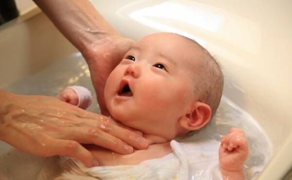 沐浴している赤ちゃんのイメージ