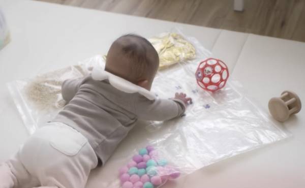 197万回再生！寝返りが止まらない赤ちゃん。赤ちゃん大好き♡な猫が、驚くべき行動に…！？