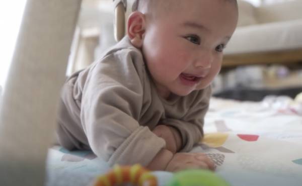 197万回再生！寝返りが止まらない赤ちゃん。赤ちゃん大好き♡な猫が、驚くべき行動に…！？