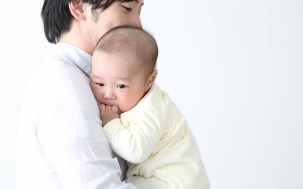 泣かせっぱなしでもOK？抱きグセの心配は？小児科医が紹介する「省エネ育児」／ねんね・ぐずり編