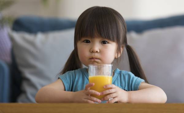 勘違いしがち？子どもに「野菜ジュース」は飲ませません！【3児ママ小児科医のラクになる育児】