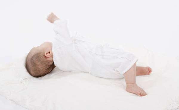 寝返りしたけど戻れない！赤ちゃんの「寝返り返り」って練習は必要ですか？【助産師に相談】