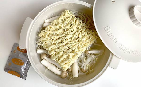 【300円】使えすぎて神とSNSで話題！爆売れしてる「ビストロヌードル」の正体は？