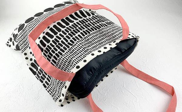 【ダイソー】スゴッ！空気を抜かずに閉めるだけで驚きの小ささに！収納にも使えると話題