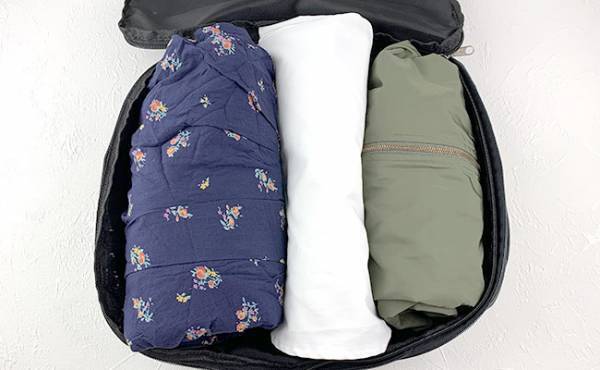 【ダイソー】スゴッ！空気を抜かずに閉めるだけで驚きの小ささに！収納にも使えると話題