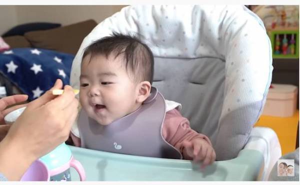 【神回】初めて「みかん」を食べた赤ちゃんの反応が衝撃的！約10万回再生されている胸キュン動画♡