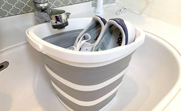 【100均】「これは便利」とSNSで話題！購入者続出の折りたためるラバーバケット活用法