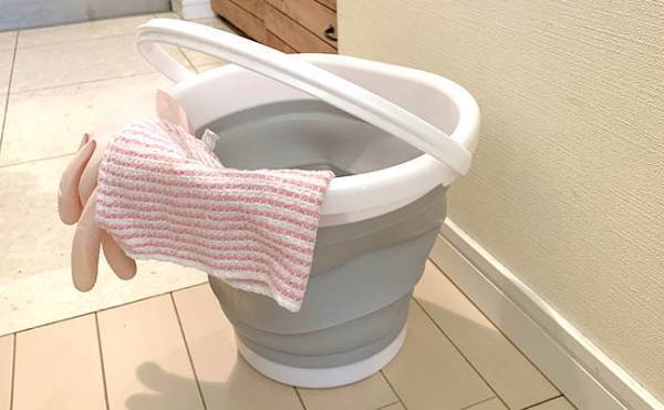 【100均】「これは便利」とSNSで話題！購入者続出の折りたためるラバーバケット活用法