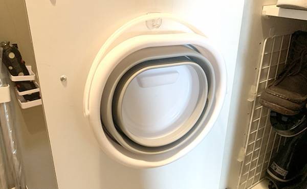 【100均】「これは便利」とSNSで話題！購入者続出の折りたためるラバーバケット活用法