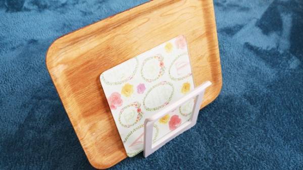 【ダイソー】見せる収納で愛用者続出！「カタログ・メニュースタンド」まさかの使い方に脱帽！