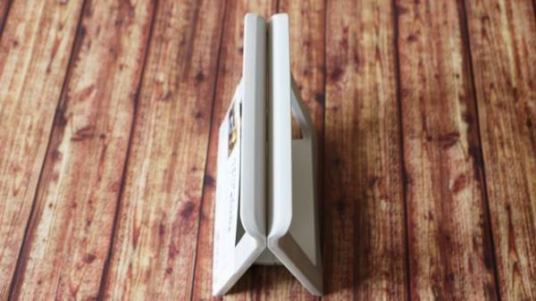 【ダイソー】見せる収納で愛用者続出！「カタログ・メニュースタンド」まさかの使い方に脱帽！