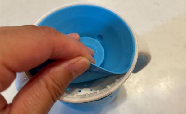 感動！！逆さにしてもこぼれない「ミラクルカップ」で、楽しくコップ飲みの練習ができた♪