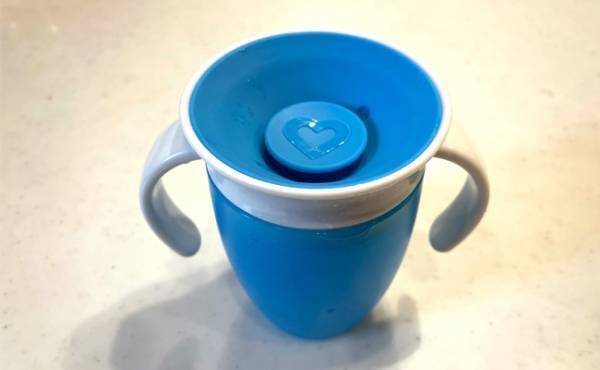 感動！！逆さにしてもこぼれない「ミラクルカップ」で、楽しくコップ飲みの練習ができた♪
