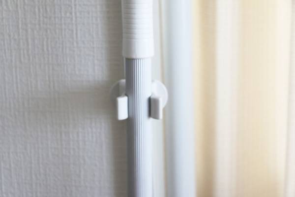 【ダイソー】「考えた人、神だわ…！」つっぱり棒×フックでできる収納アイデアまとめ