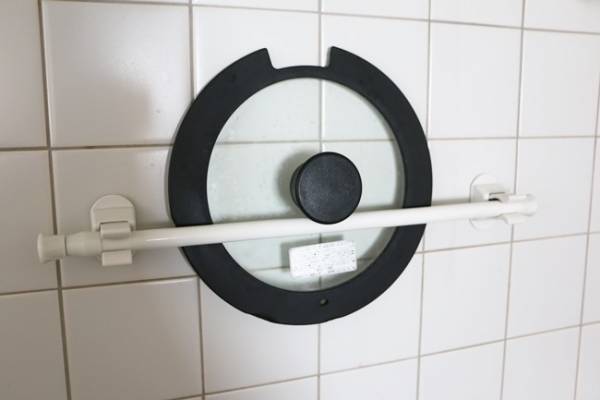 【ダイソー】「考えた人、神だわ…！」つっぱり棒×フックでできる収納アイデアまとめ