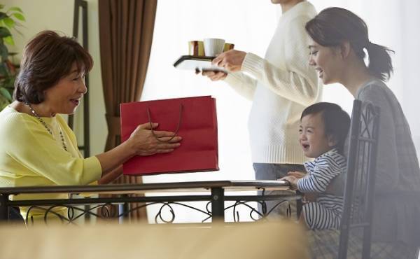 子どもたちは着せ替え人形じゃない！エスカレートする義母へ妻がとった対処法とは…【体験談】