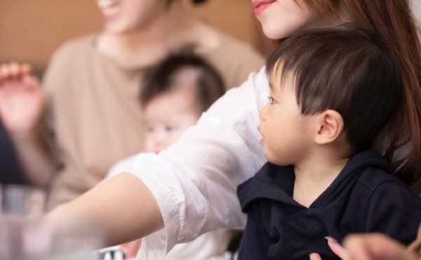 双子ママあるある！？楽しみだったママ友とのランチ会が、まさかのつらい時間になった理由【体験談】