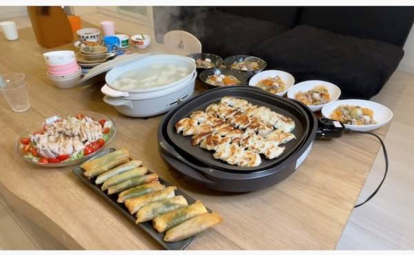 372万回再生！9人目妊娠報告＆210個の餃子と春巻きの大家族晩ごはんがスゴイ！【仲良し大家族】