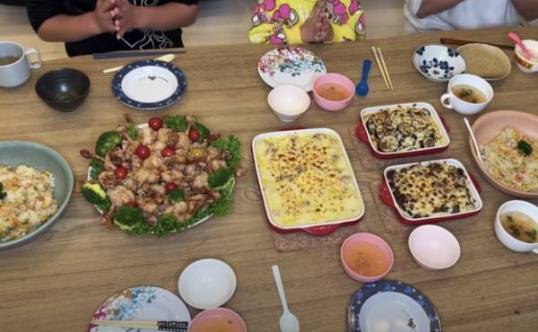 97万回再生！8人の子を育てるママがつくる家族ごはんがすごすぎて目が離せない件