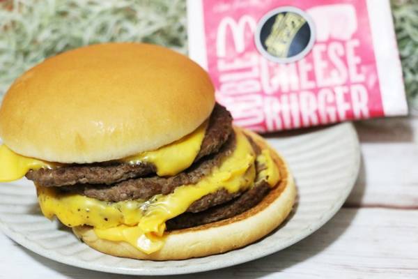 【マクドナルド】買ってはいけない「倍バーガー」って？100円で満足感爆上がりする話題の夜マック、裏技3つも♡