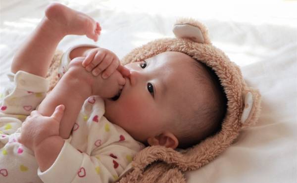 「冬でも靴下はいりません」実はやってた赤ちゃんの室内での着せ方やりがちNGとは？