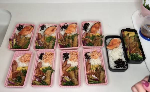 わずか1カ月ですでに162万回再生！早朝から9人分のお弁当を作るママがヤバすぎると話題に！