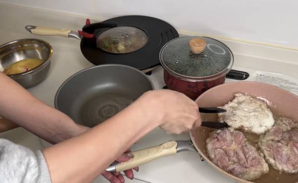 83万回再生！子どもが8人もいる大家族の「モリモリ夕食」がスゴすぎると話題に！炊飯器でまさかの料理も！