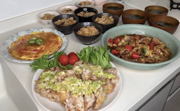 83万回再生！子どもが8人もいる大家族の「モリモリ夕食」がスゴすぎると話題に！炊飯器でまさかの料理も！